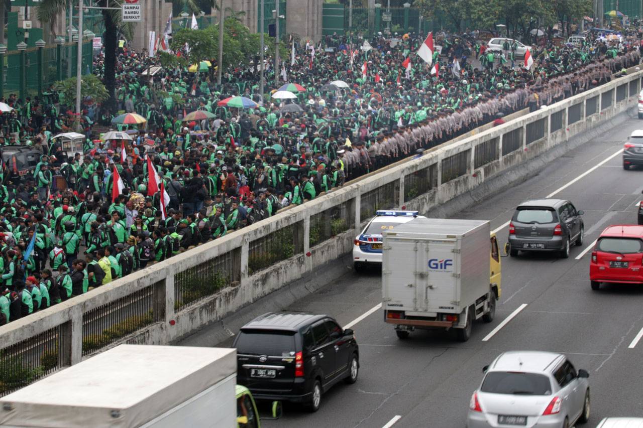 Ribuan Pengemudi Ojek...
