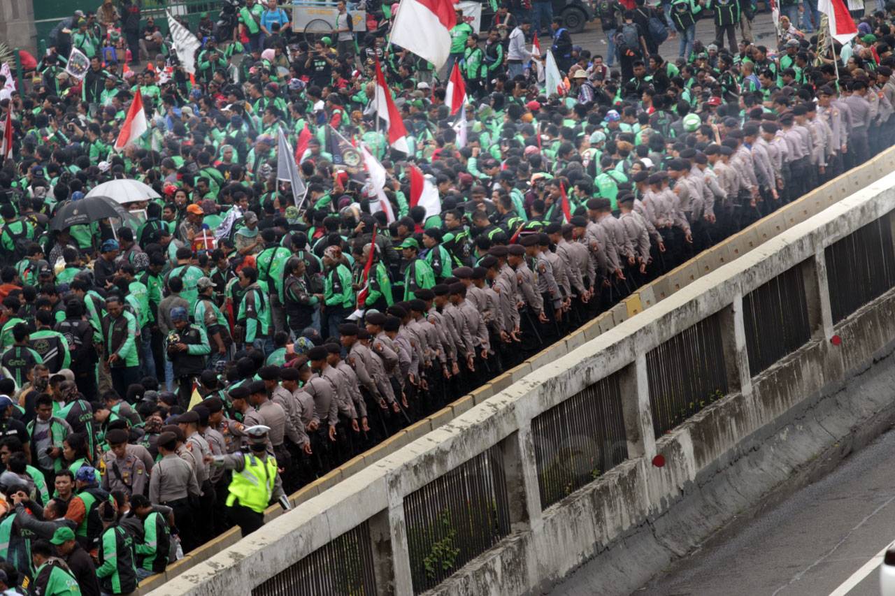 Ribuan Pengemudi Ojek...