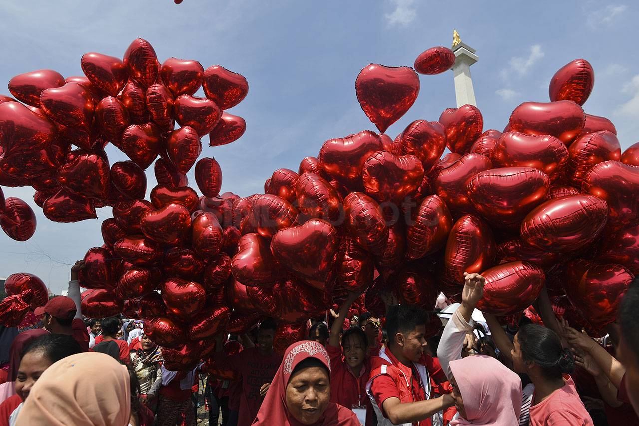 Ribuan Warga Hadiri...