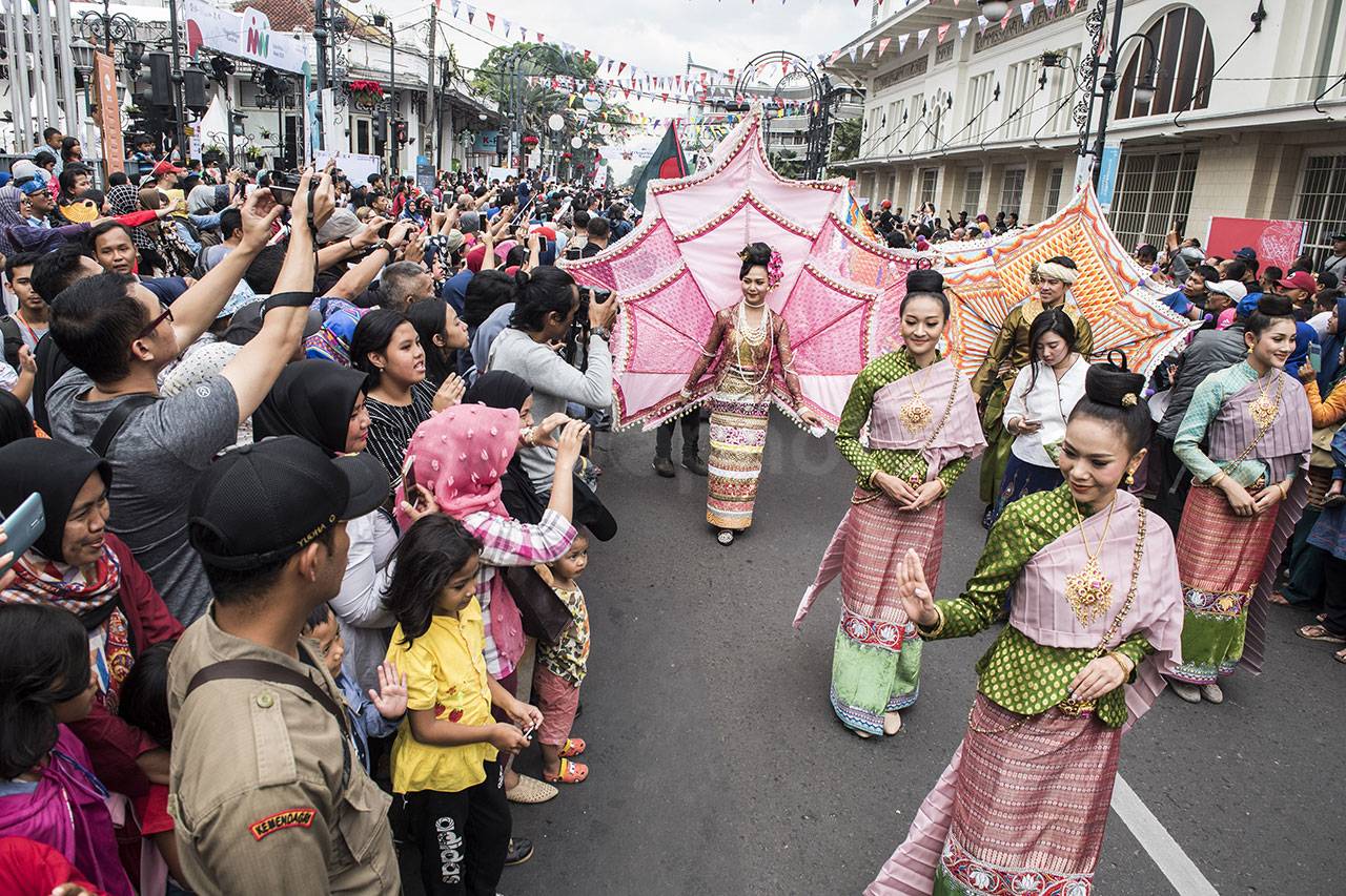 Kemeriahan Parade HUT...
