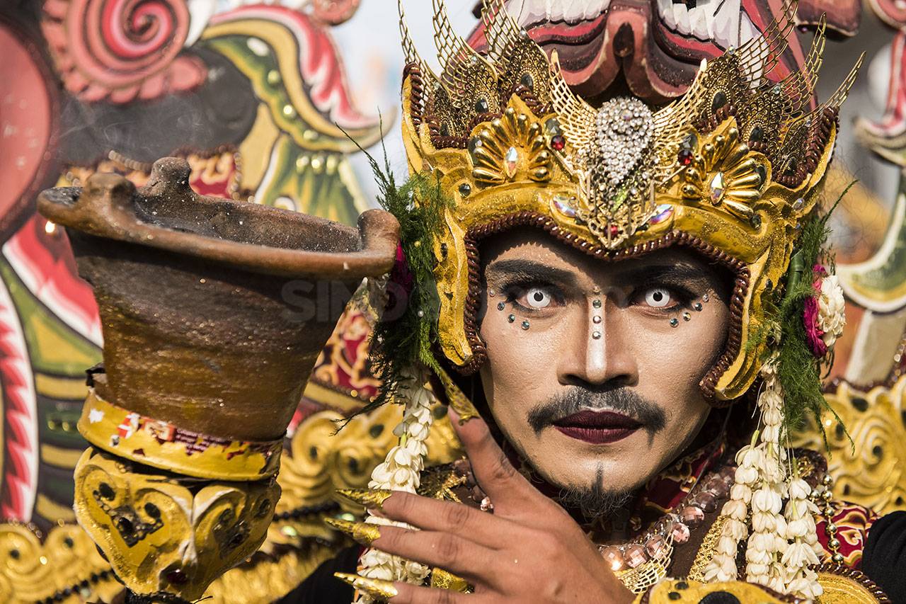 Kemeriahan Parade HUT...