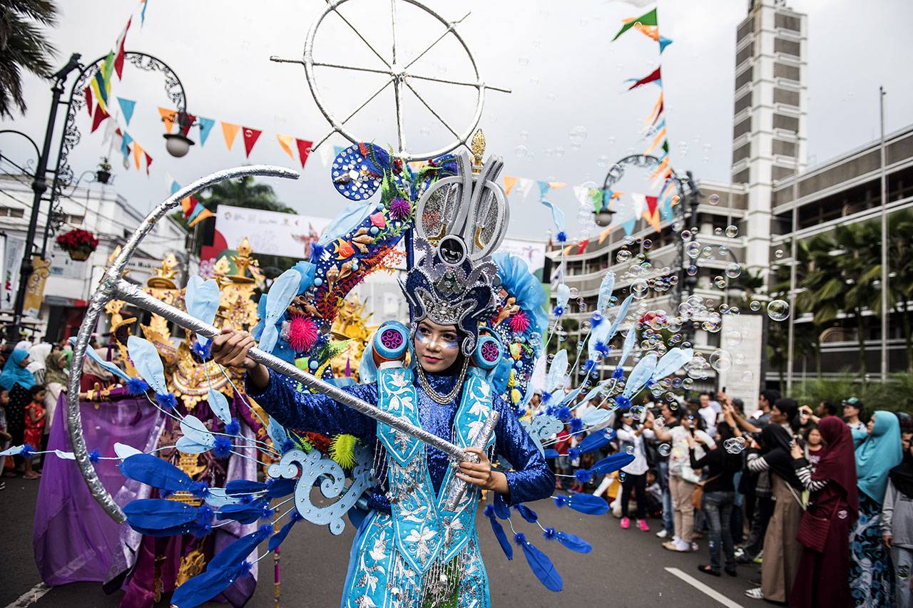 Kemeriahan Parade HUT...
