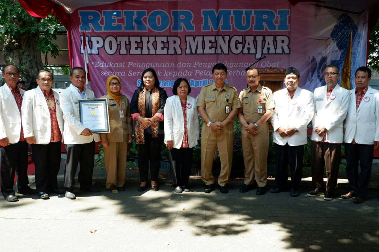 2.995 Apoteker Mengajar...