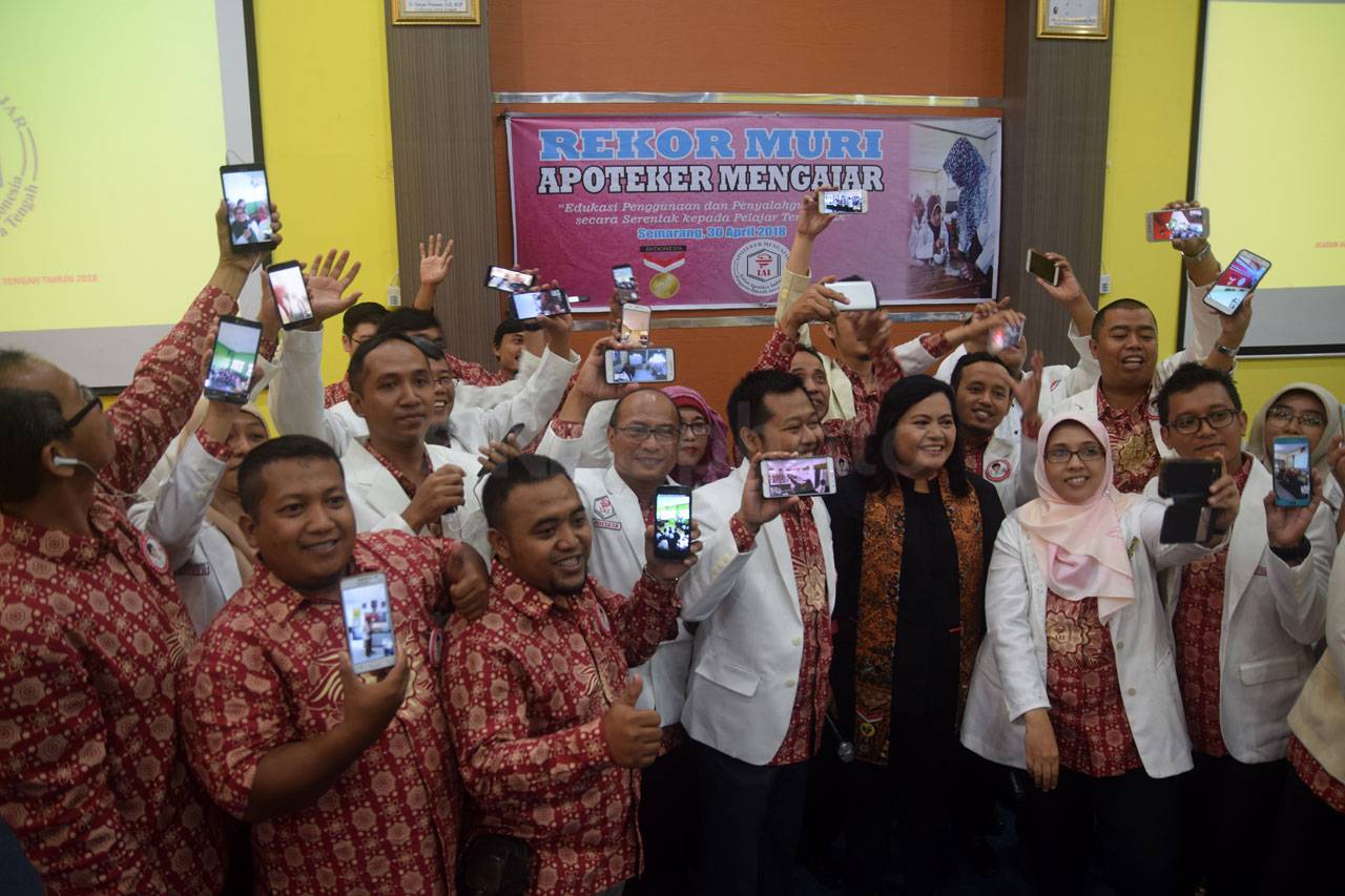 2.995 Apoteker Mengajar...