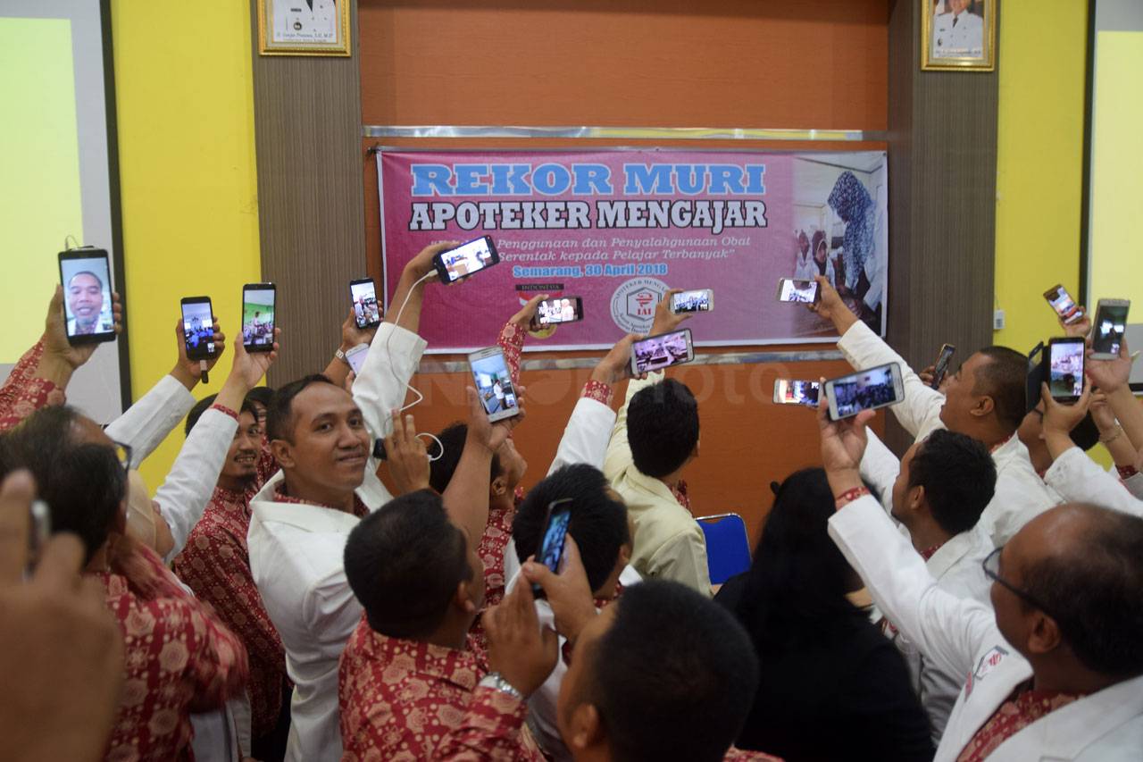 2.995 Apoteker Mengajar...