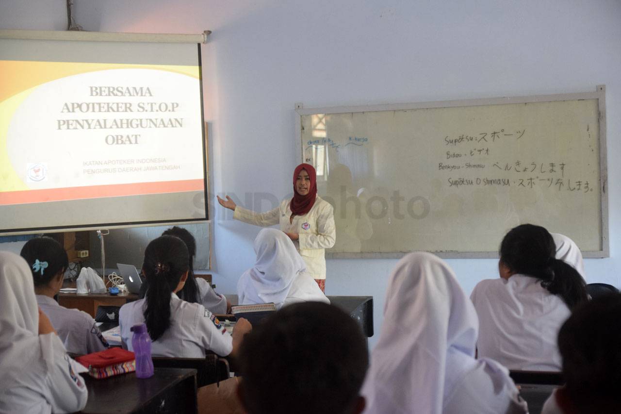 2.995 Apoteker Mengajar...