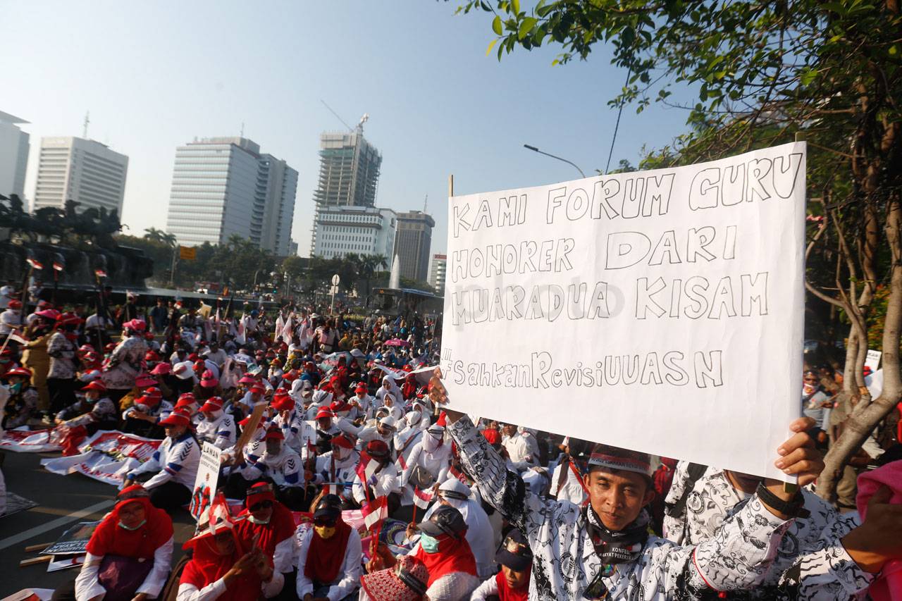 Ribuan Buruh Mulai Padati...