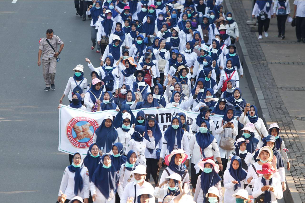 Ribuan Buruh Mulai Padati...