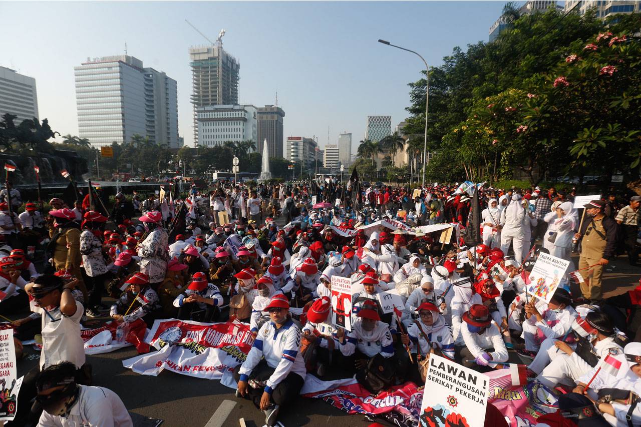 Ribuan Buruh Mulai Padati...