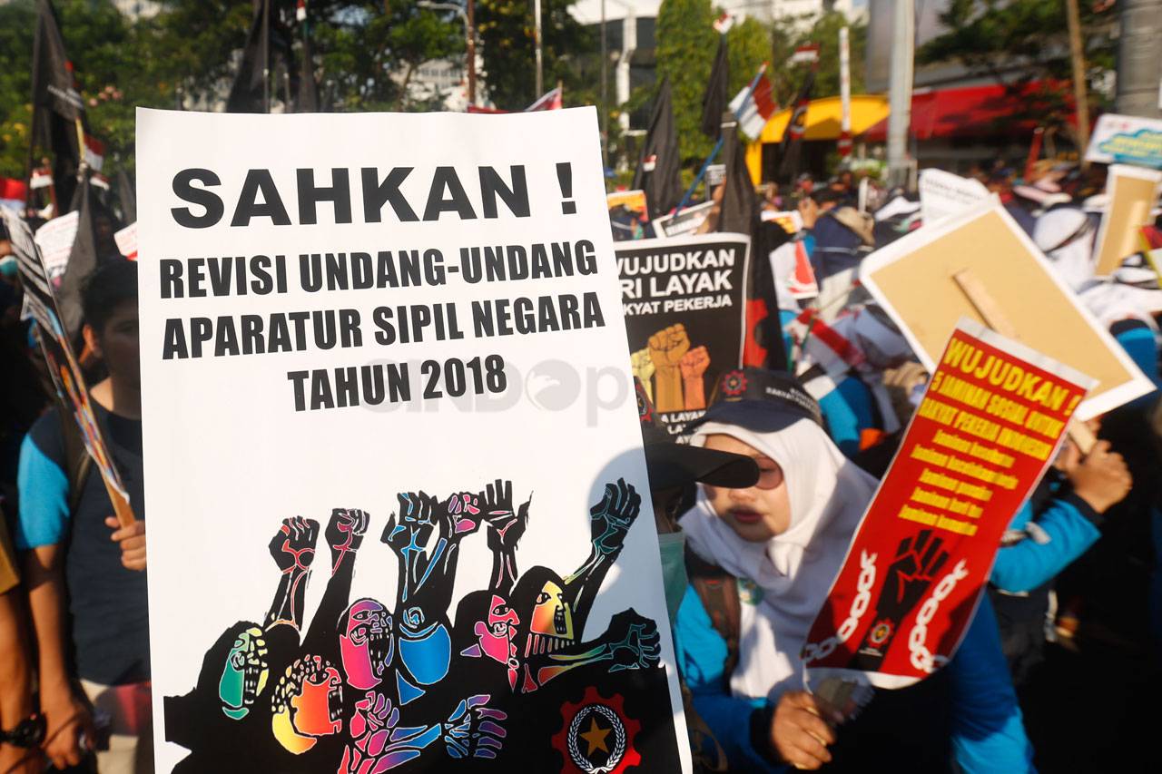 Ribuan Buruh Mulai Padati...