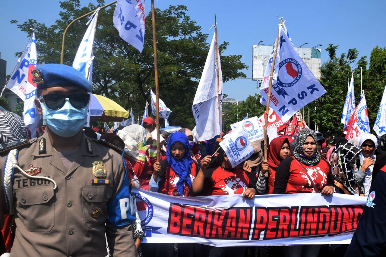 Ribuan Buruh Demo di...