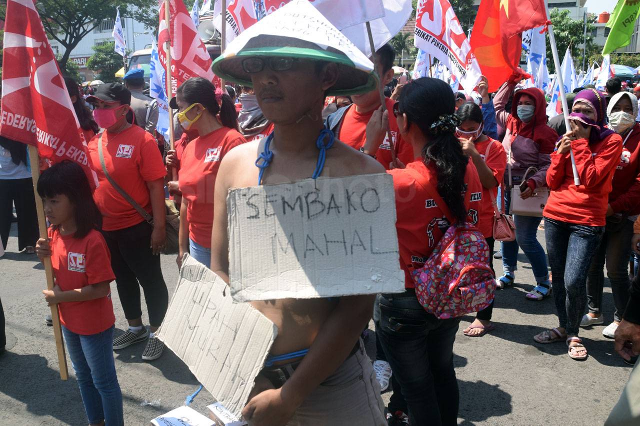 Ribuan Buruh Demo di...