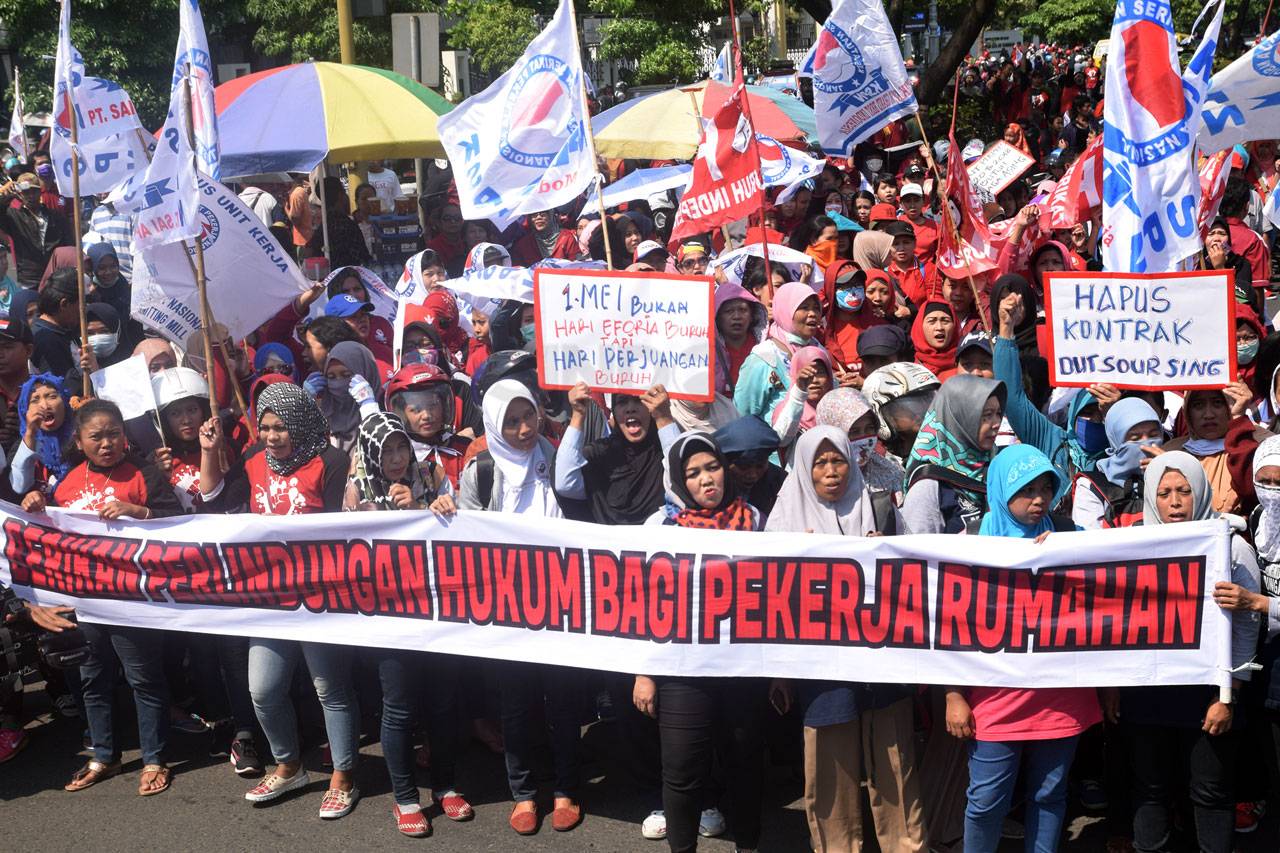 Ribuan Buruh Demo di...