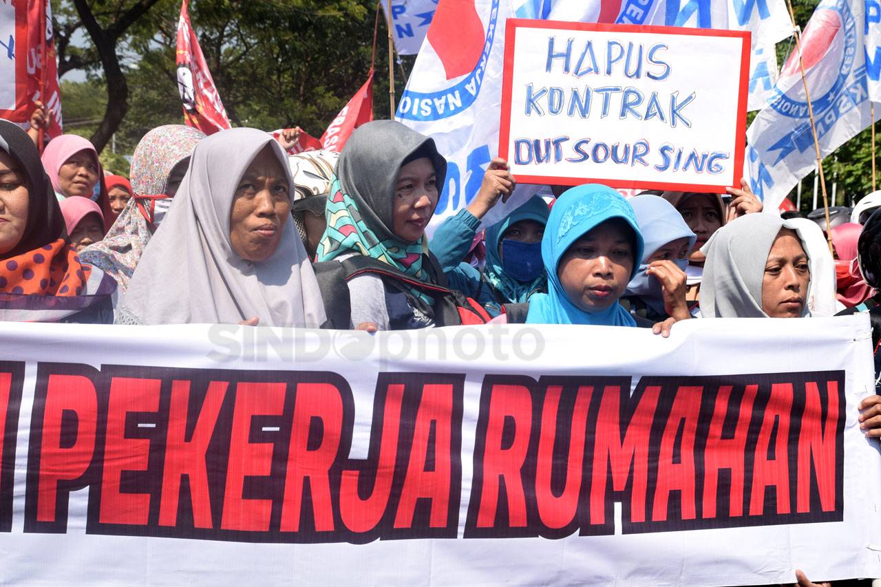 Ribuan Buruh Demo di...