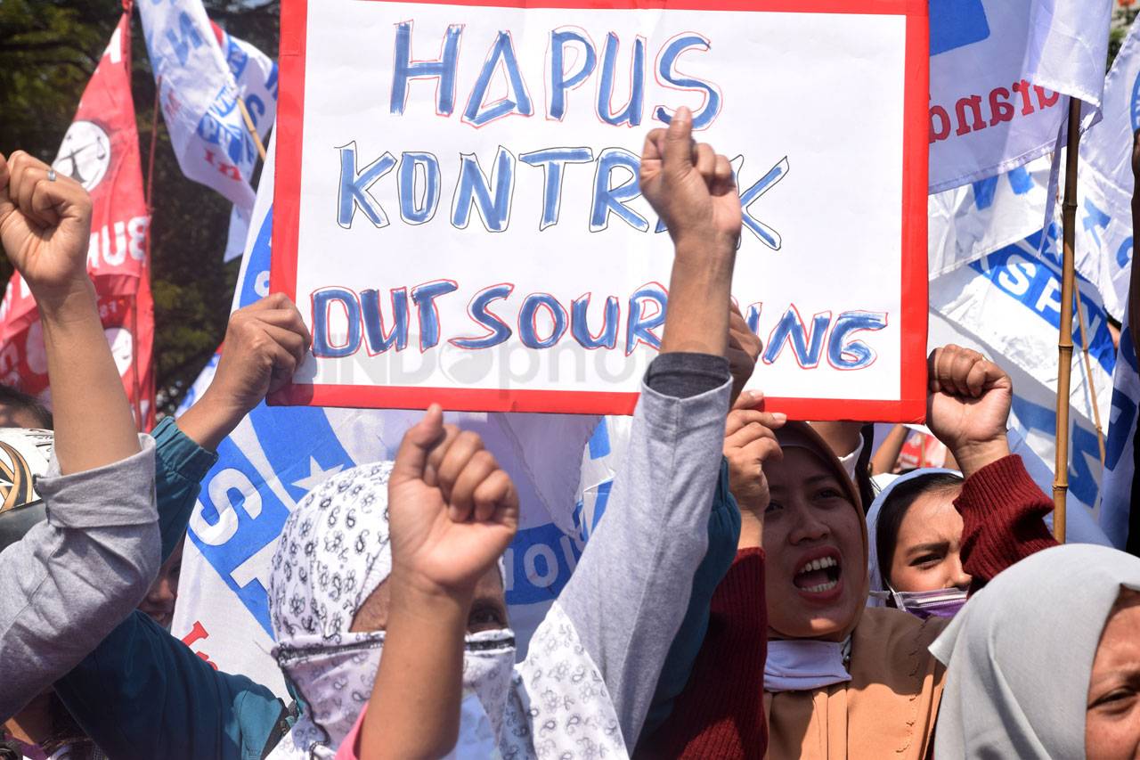 Ribuan Buruh Demo di...