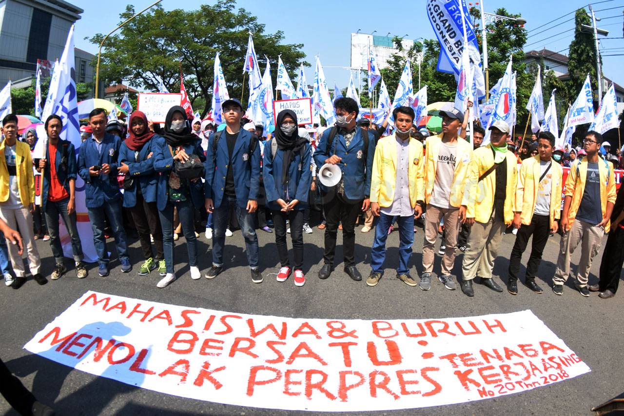 Ribuan Buruh Demo di...