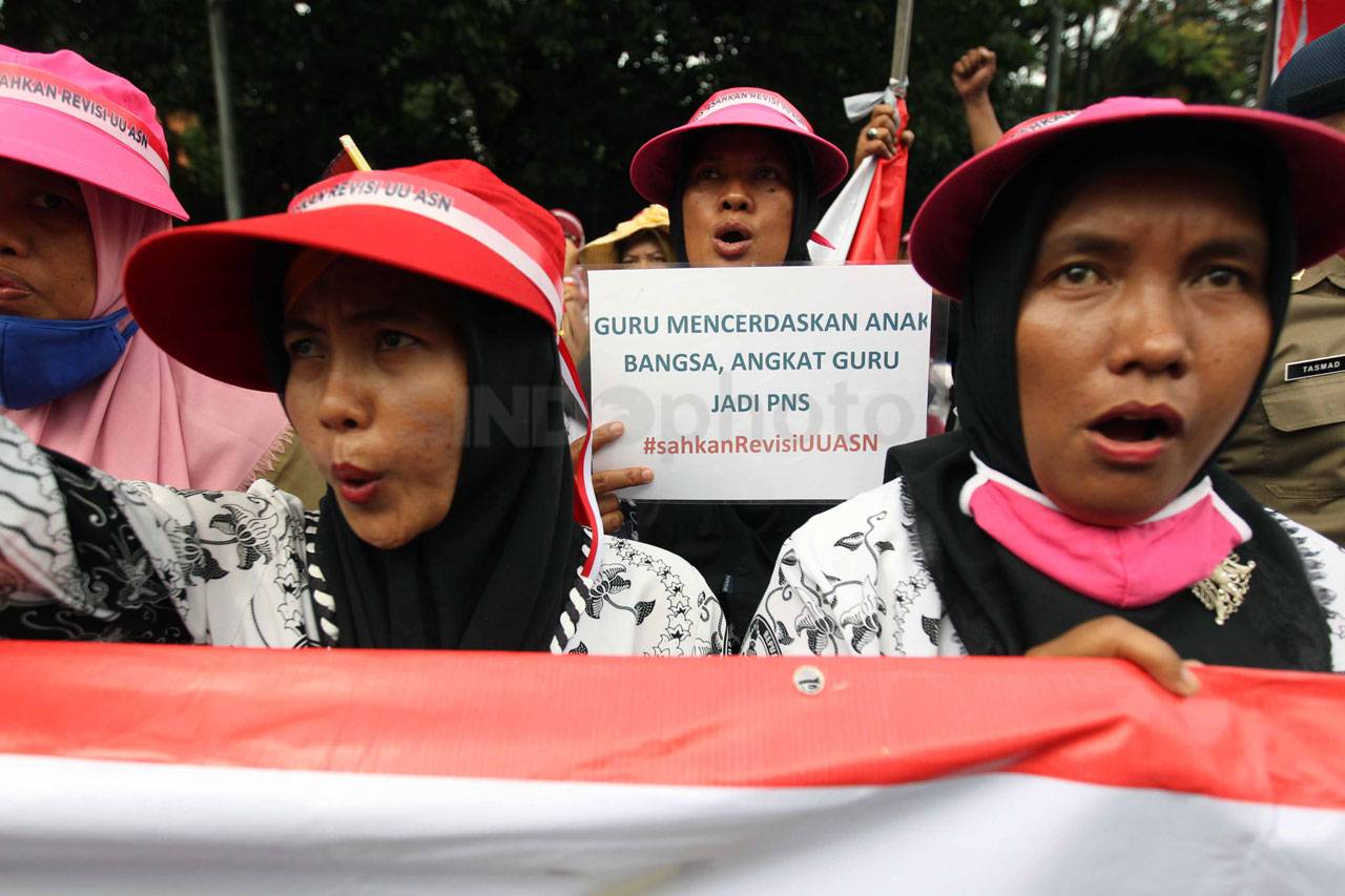 Ratusan Pekerja Desak...