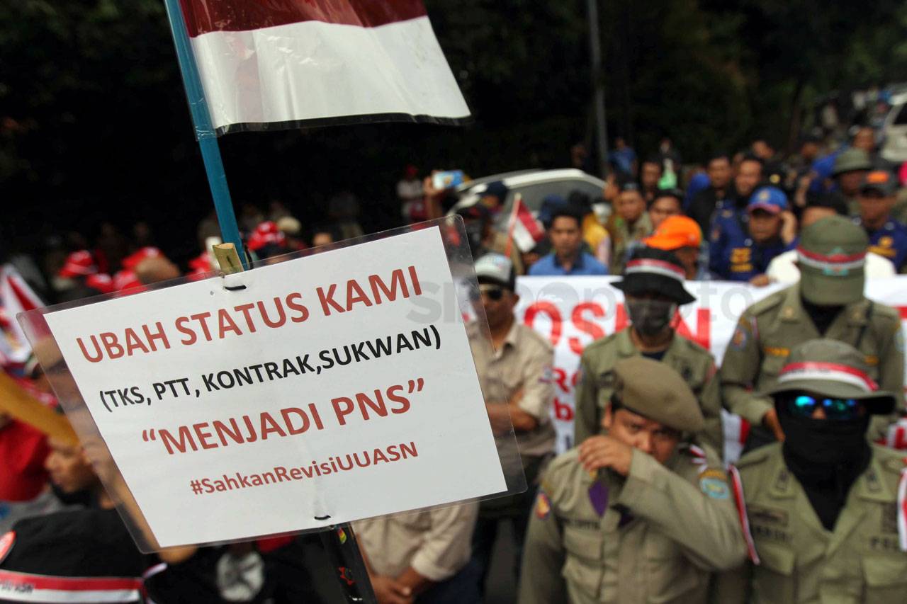 Ratusan Pekerja Desak...