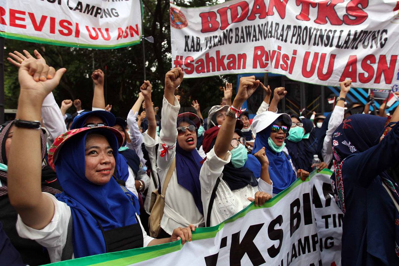 Ratusan Pekerja Desak...