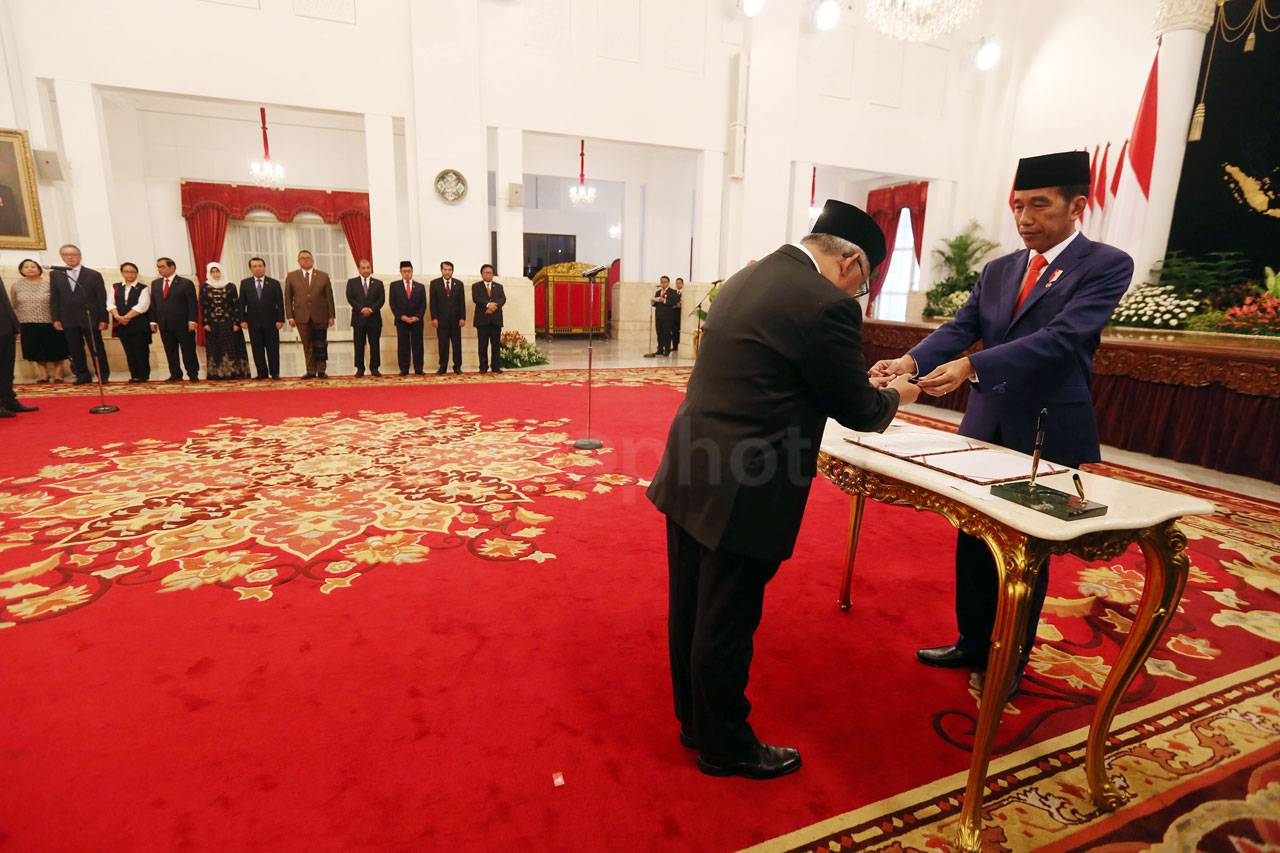Presiden Jokowi Lantik...
