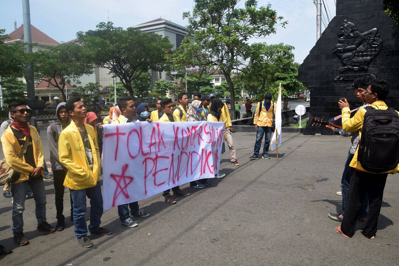 Mahasiswa Unnes Gelar...