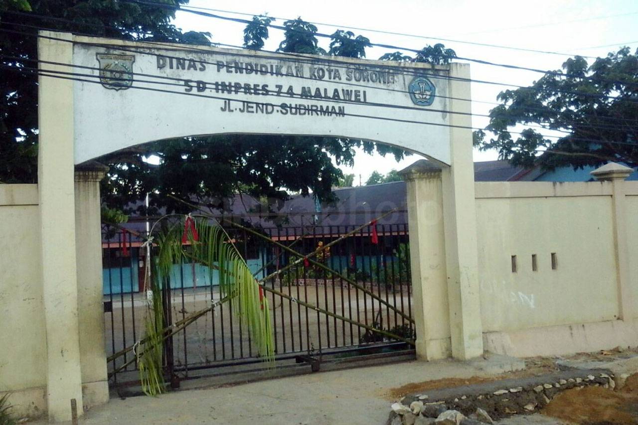 Bangunan Sekolah Disegel,...
