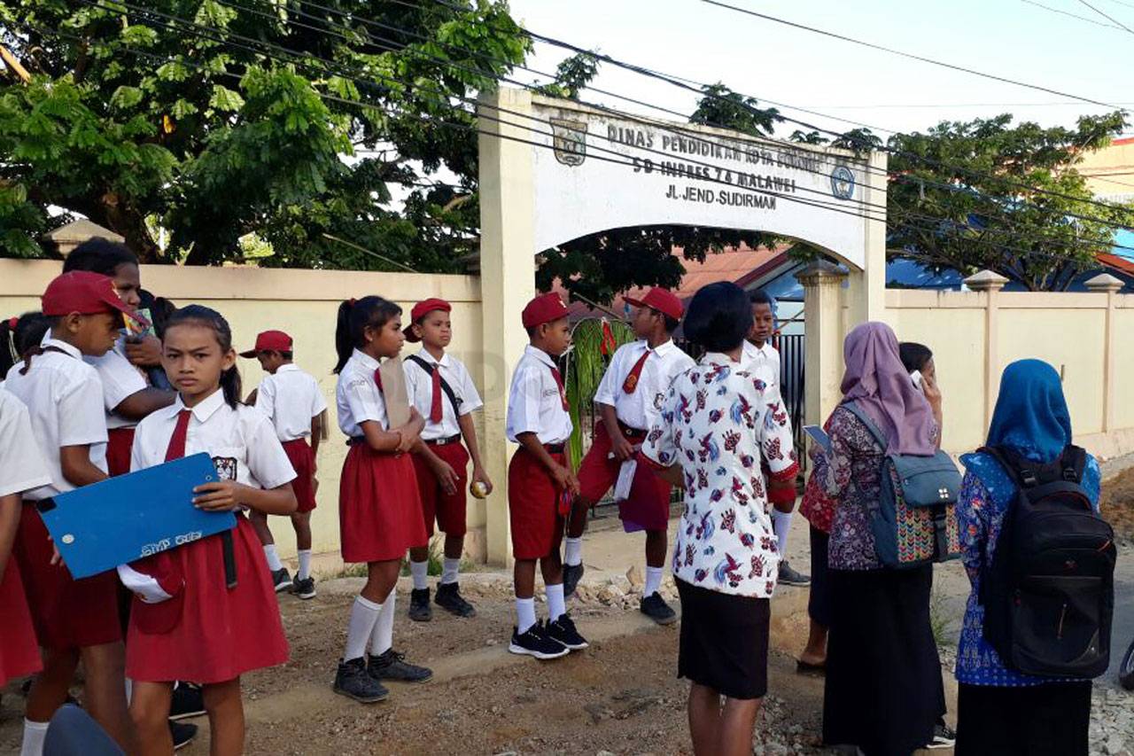 Bangunan Sekolah Disegel,...