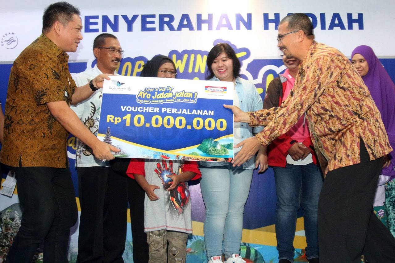 Indomaret Serahkan Hadiah...
