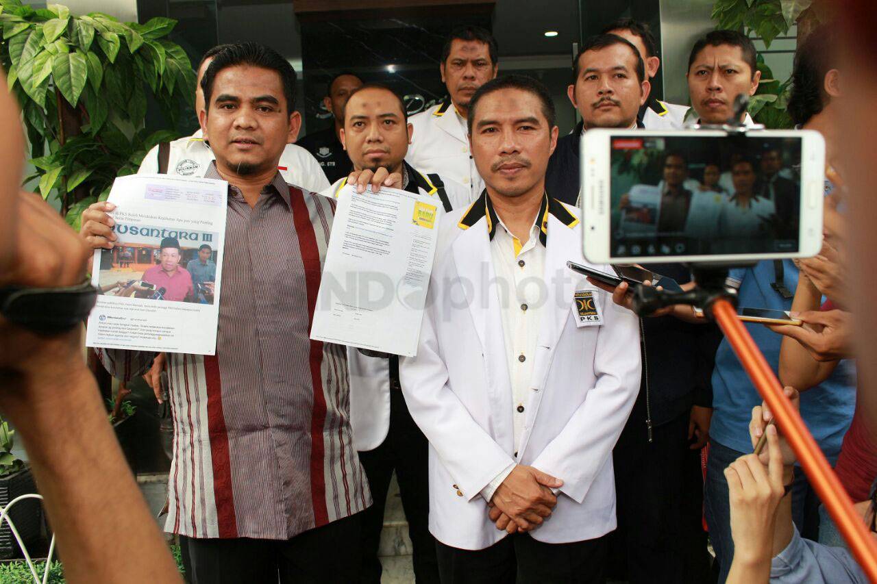 Ketua DPW PKS Serahkan...