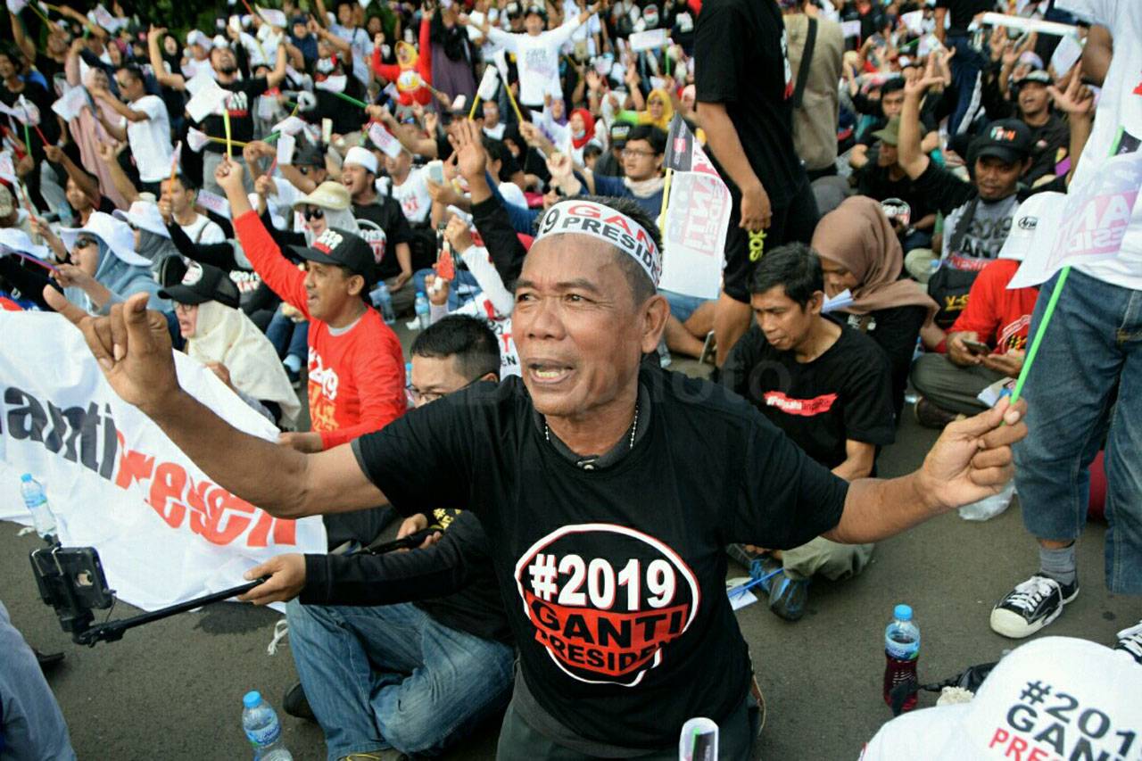 Ribuan Orang Hadiri...