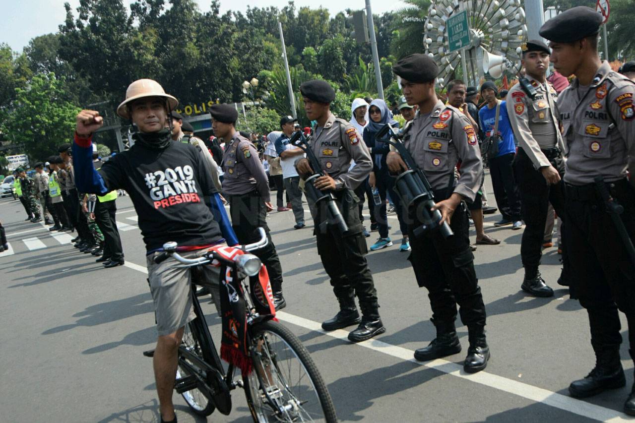 Ribuan Orang Hadiri...
