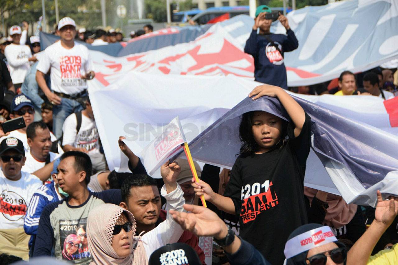 Ribuan Orang Hadiri...