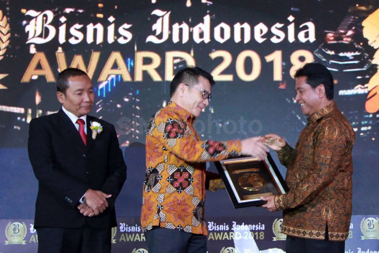 WOM Finance Raih Penghargaan...