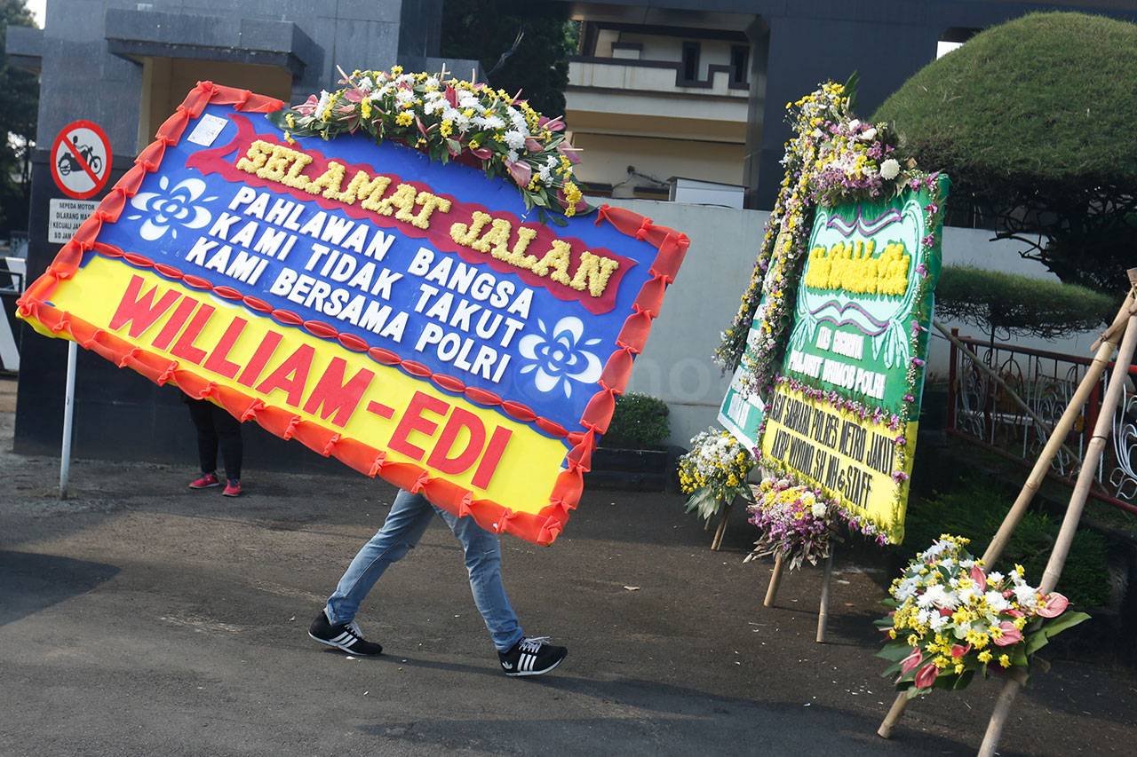 Karangan Bunga Terus...
