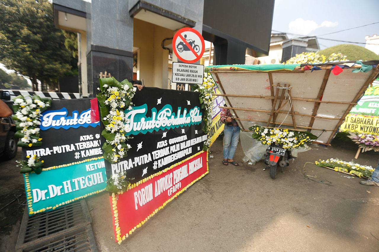 Karangan Bunga Terus...