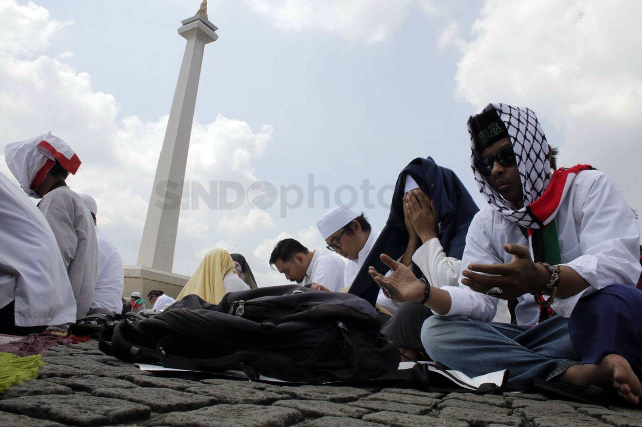 Ribuan Muslim Ikuti...