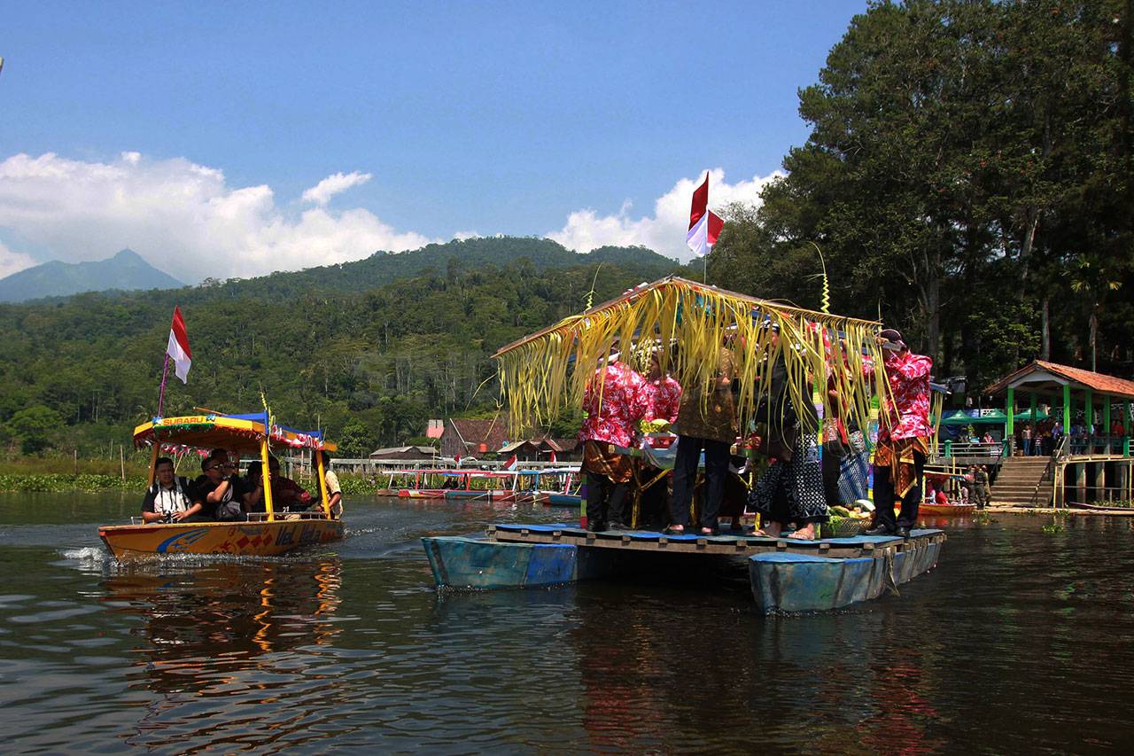 Tradisi Larung Sapi...