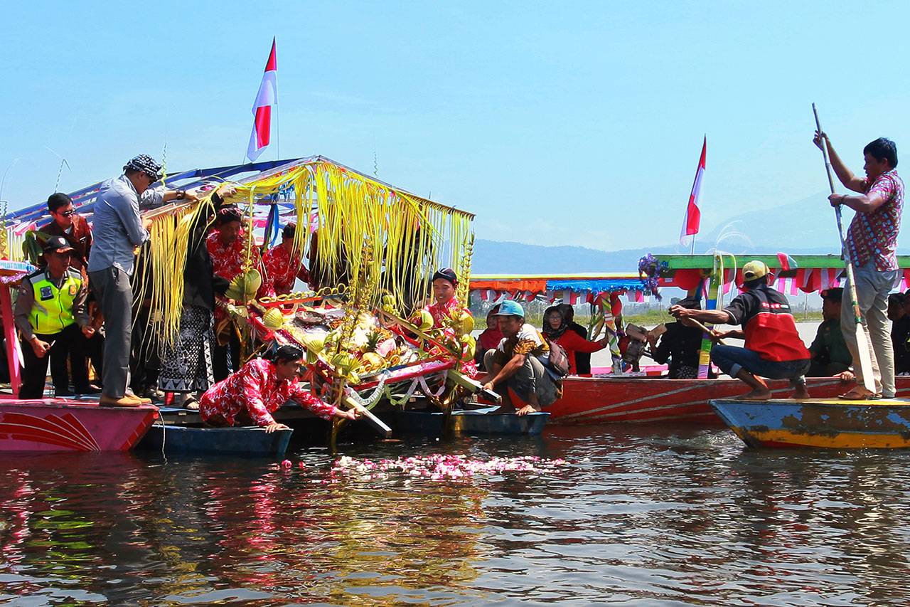 Tradisi Larung Sapi...