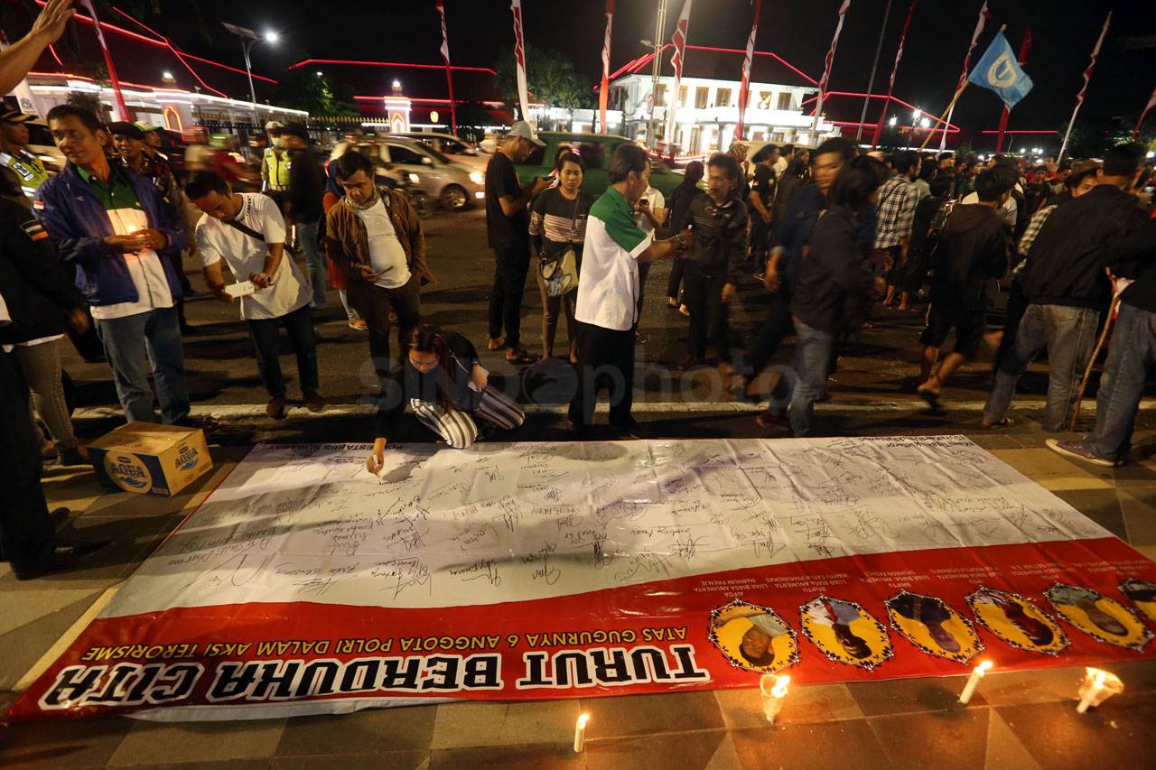 Warga Surabaya Gelar...