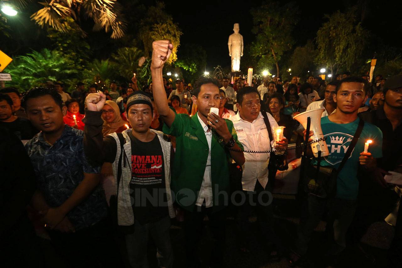 Warga Surabaya Gelar...