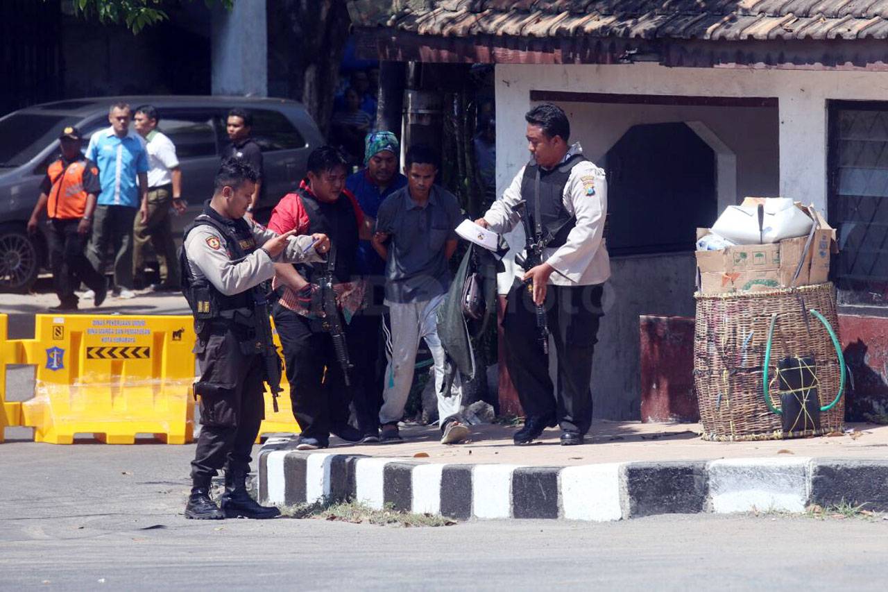 Polisi Lakukan Sterilisasi...