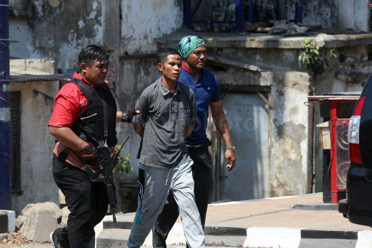 Polisi Lakukan Sterilisasi...