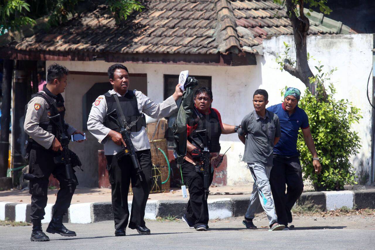 Polisi Lakukan Sterilisasi...