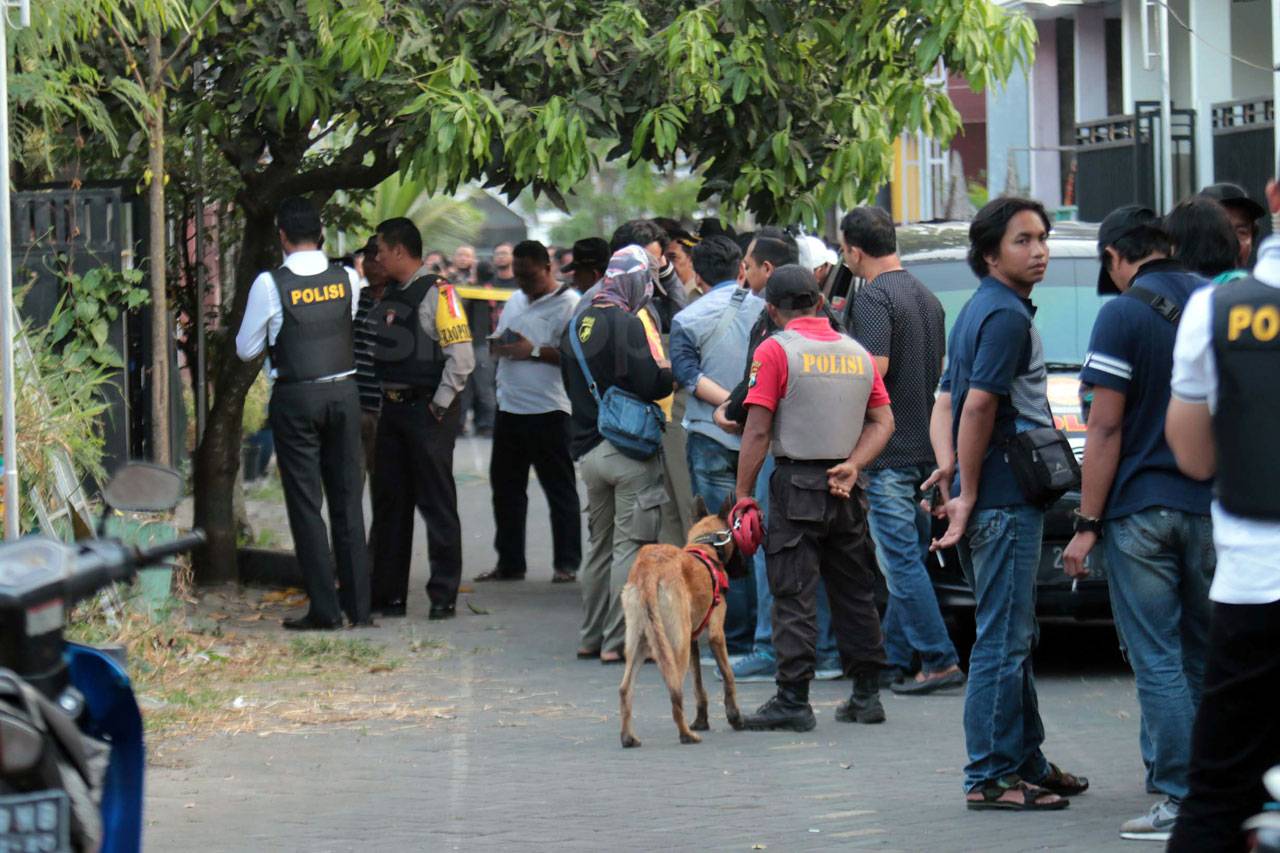 Polisi Geledah Sebuah...