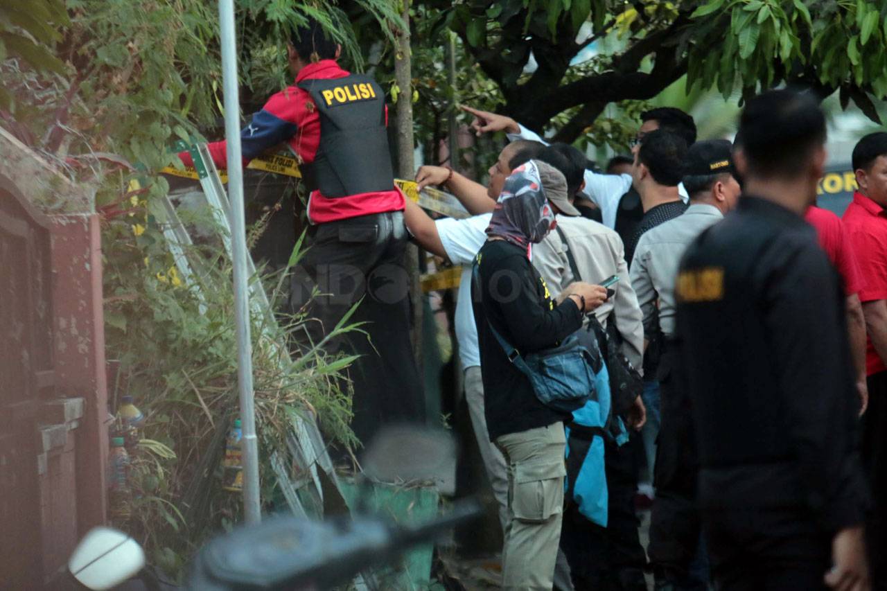 Polisi Geledah Sebuah...