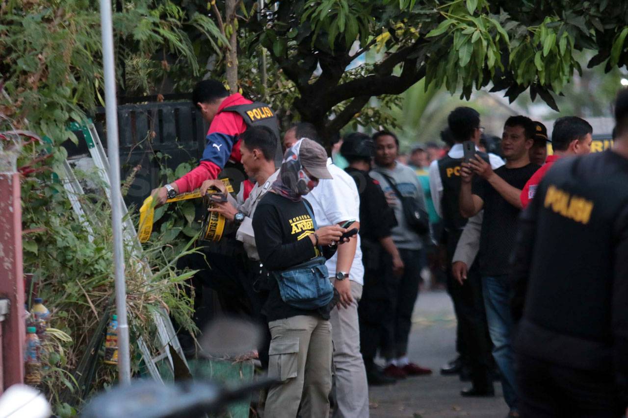 Polisi Geledah Sebuah...