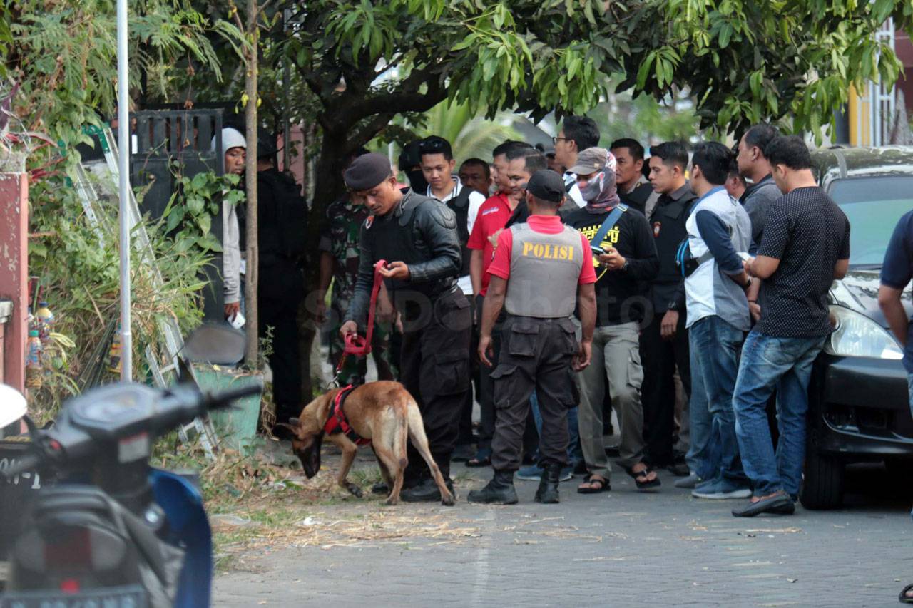 Polisi Geledah Sebuah...
