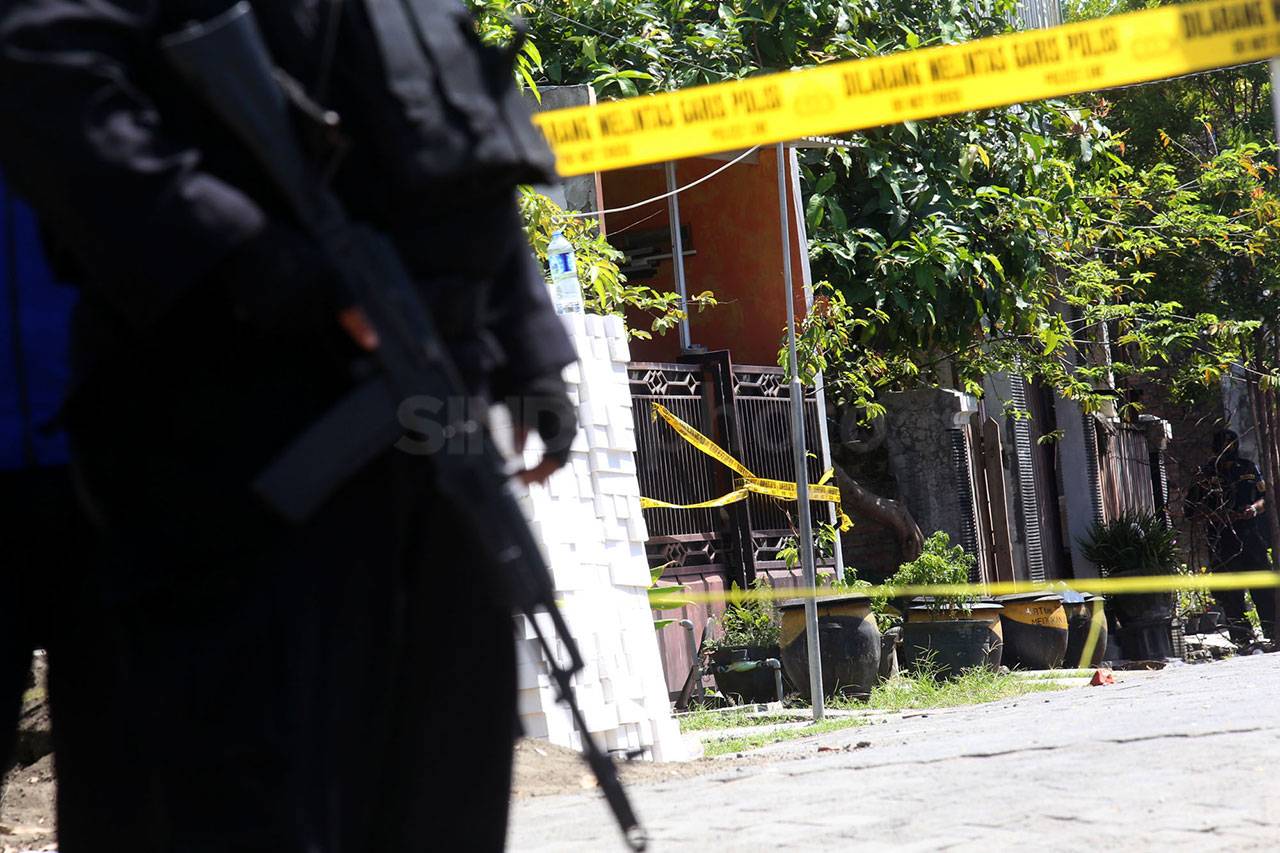 Petugas Geledah Rumah...
