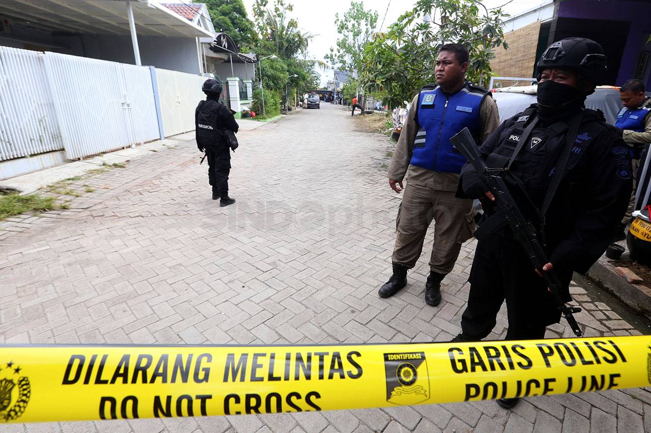 Petugas Geledah Rumah...