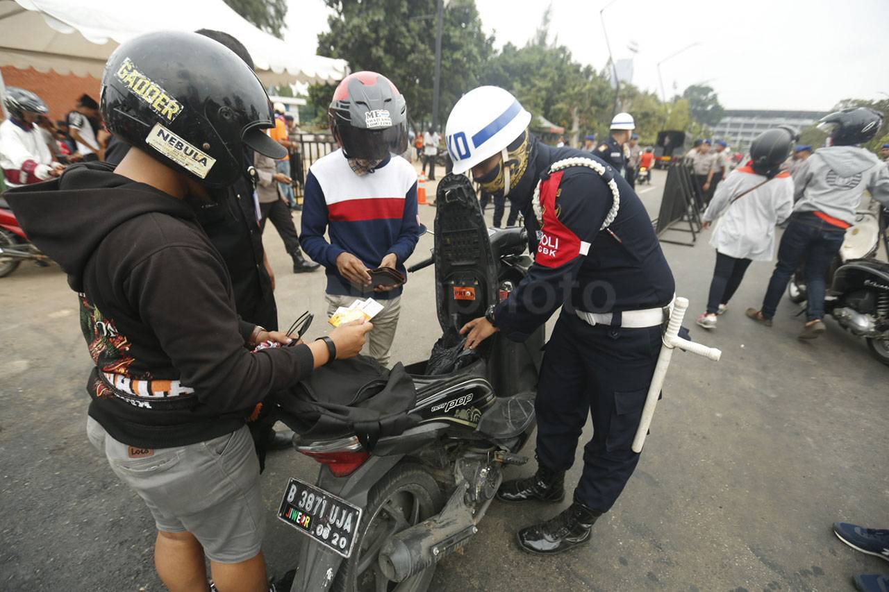 Suporter Persija Diperiksa...